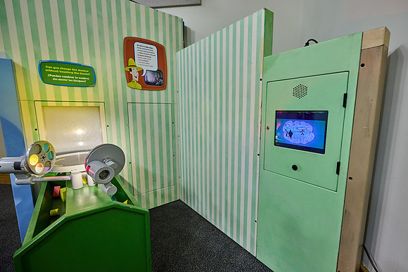 20240613curious-george-hc075