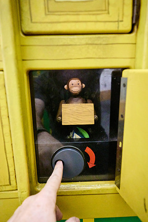 20240613curious-george-hc094